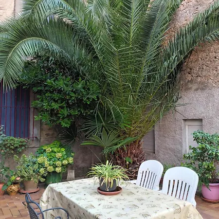 The - With Garden Affittacamere